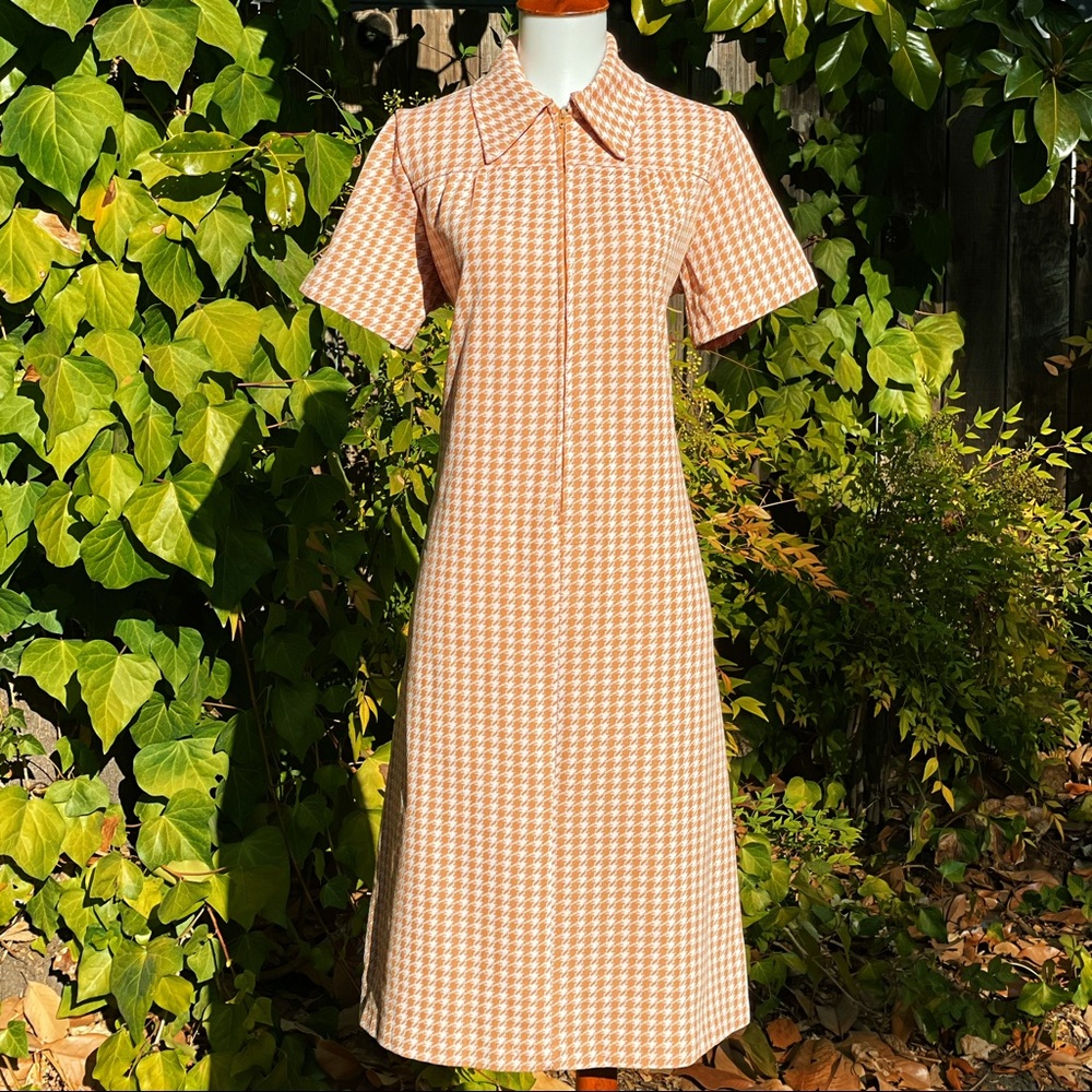 1970s Sears Camel & Cream Houndstooth Shirt Dress